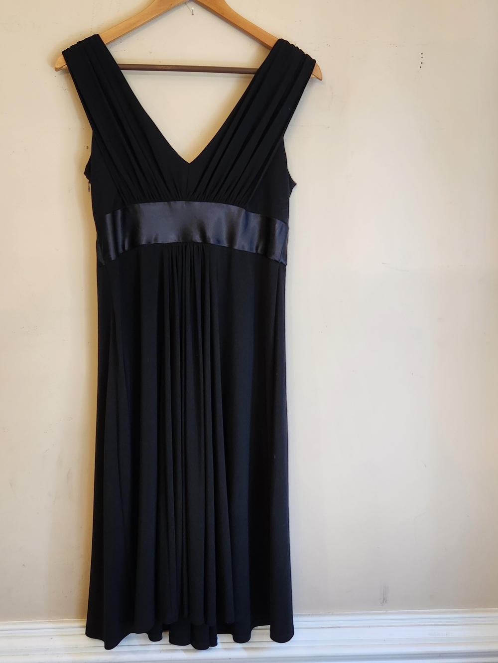 Jones Wear Black V-Neck Maxi Dress with Satin Waistband